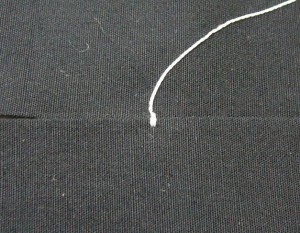身八ツ口や袖付けなどに２本縫い糸を渡します。